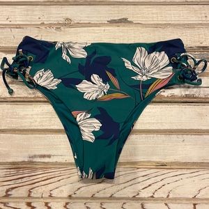 New with tags O’Neill bikini bottoms with super cute side tie detail. Size Small